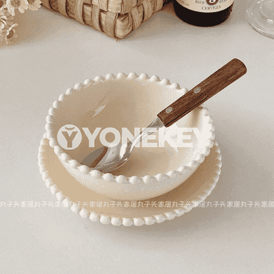 Aşhanada ulanmak üçin tabaklar 