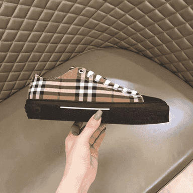 Erkekler üçin niýetlenen  Burberry brendli kedy.