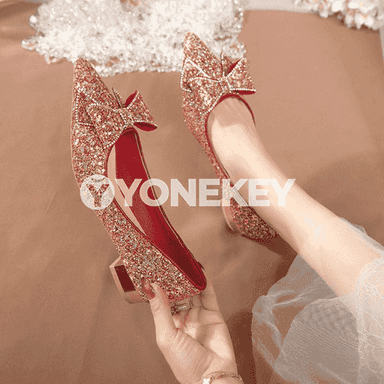 Gyz-gelinler üçin ökçeli kowüşler.