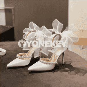 Gyz-gelinler üçin ökçeli kowüşler.