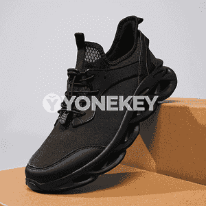 Erkekler üçin niýetlenen owadan moda sport aýakgaplary.