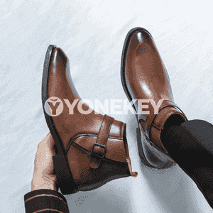 Erkekler üçin niýetlenen gyş paslynda geýilýän, moda aýakgaplar.