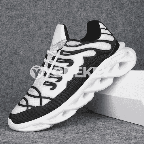 Erkekler üçin niýetlenen moda sport aýakgaplary.