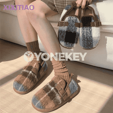 Gyzlaryň birkenstock aýakgaplary.