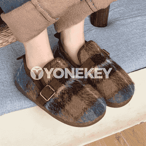Gyzlaryň birkenstock aýakgaplary.